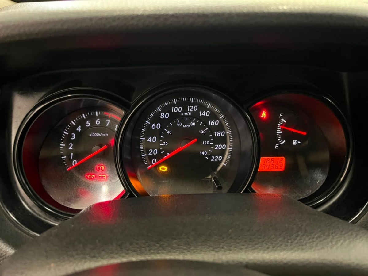 2016 Nissan Tiida 4p Sedán Sense L4/1.8 Man