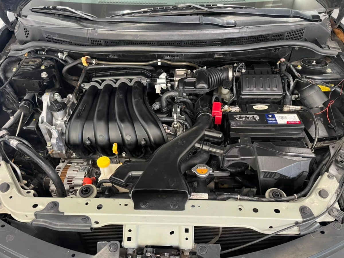 2016 Nissan Tiida 4p Sedán Sense L4/1.8 Man