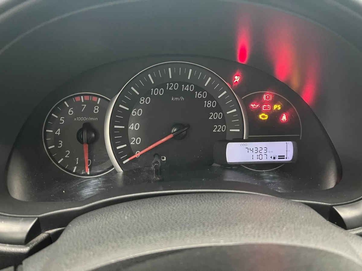 2022 Nissan March 5p Advance L4/1.6 Man