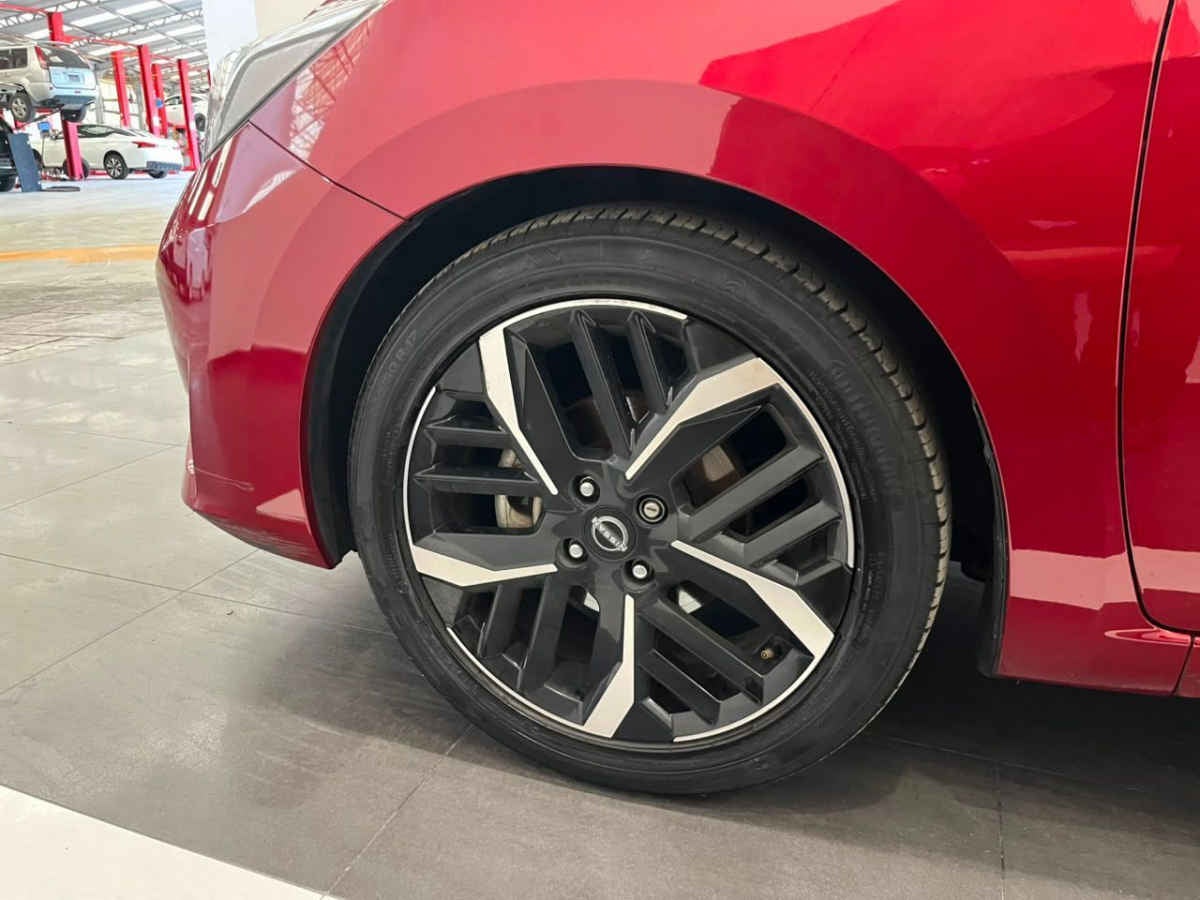 2023 Nissan Versa SR AUT