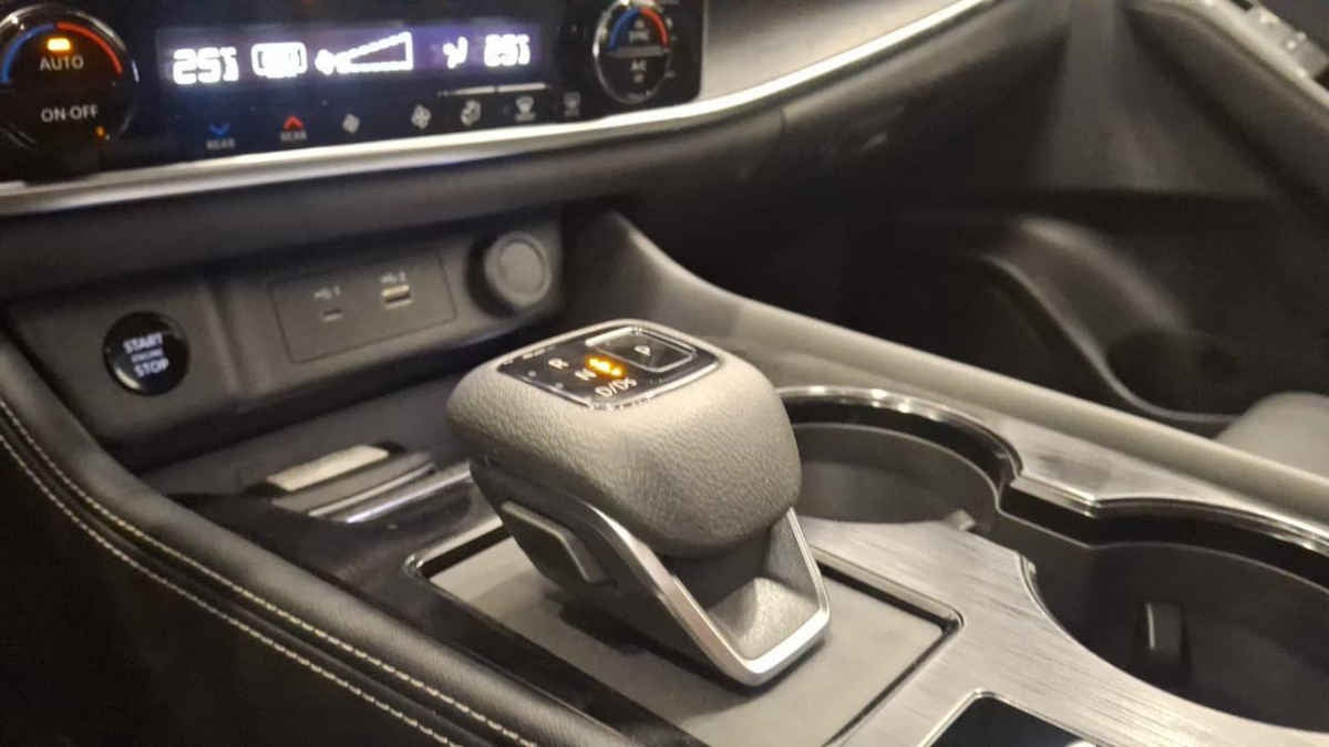 2025 Nissan X-Trail 5p Platinum 2 Row L4/2.5 Aut