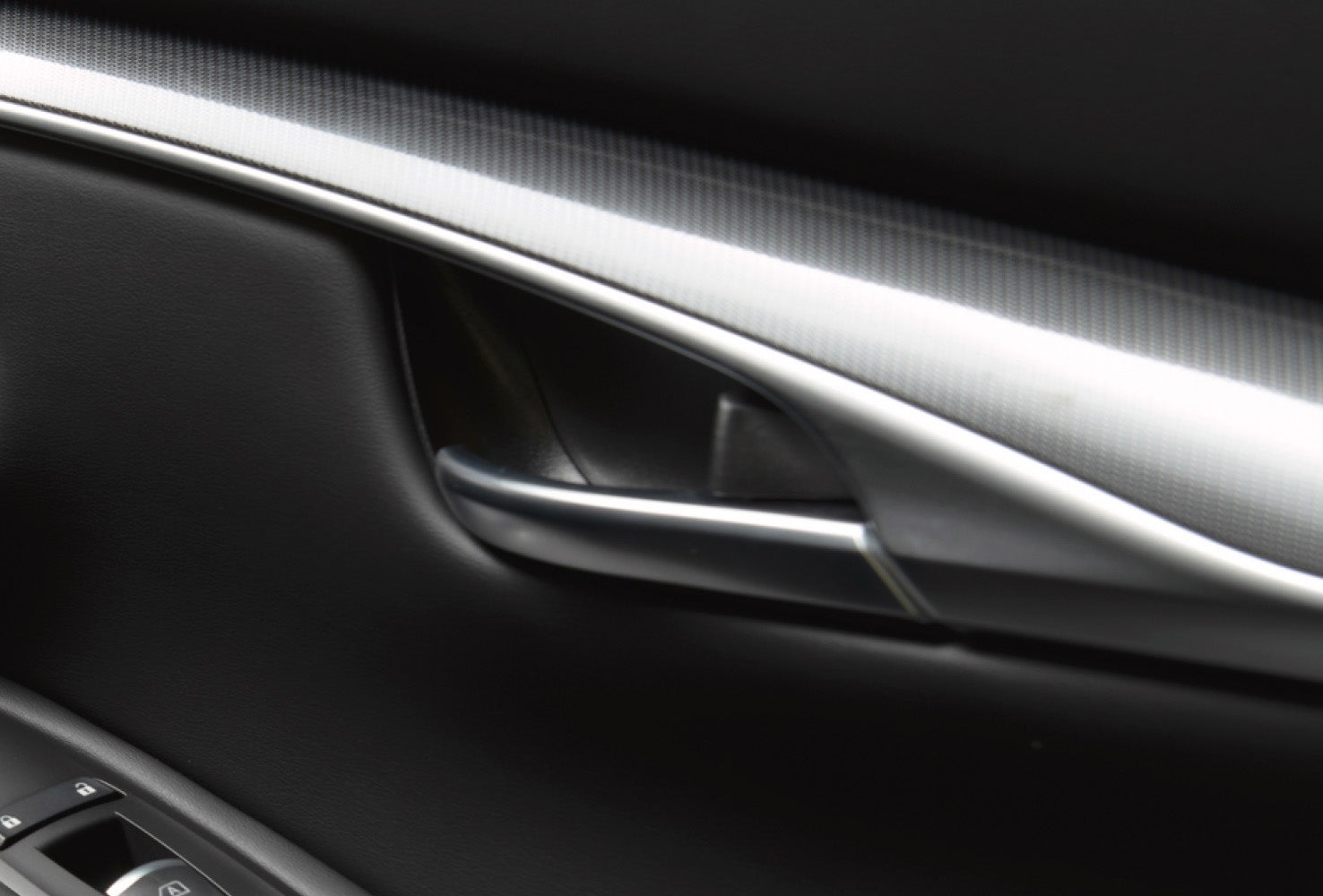 2025-infiniti-qx50-door-handle-interior-d.jpg